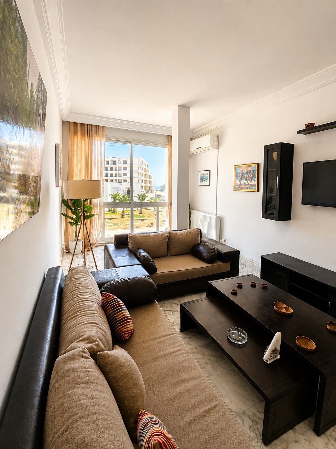Salon lumineux d'un logement à Gammarth